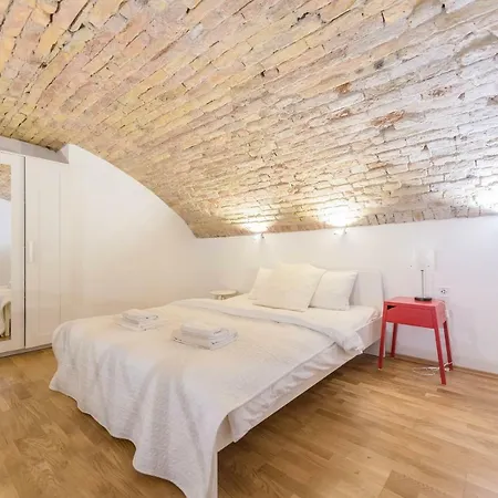 Akacfa Street Apartment